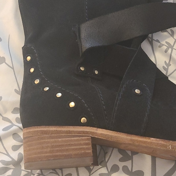 Sold: Gorgeous See by Chloe Pull-on Short Boots - Picture 4 of 6